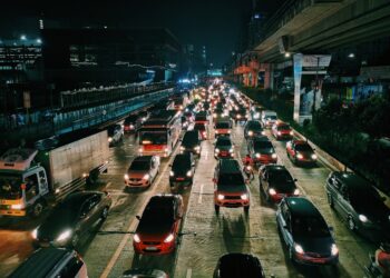 Navigating the Chaos: A Guide to Maintaining Composure While Driving in Heavy Traffic