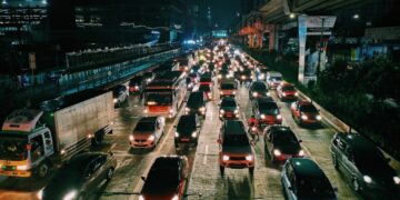 Navigating the Chaos: A Guide to Maintaining Composure While Driving in Heavy Traffic